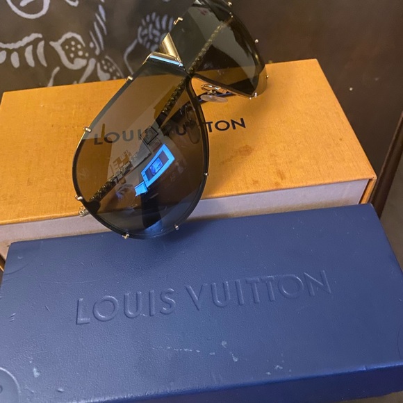 ***SOLD***Louis Vuitton Sunglasses Drive (Aviators) - Picture 3 of 6